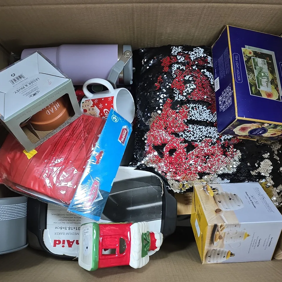 APPROXIMATELY 15 ASSORTED ITEMS TO INCLUDE TO INCLUDE KITCHENAID MEDIUM BAKER, STAR WARS MUG, TUMBLER CUP, ETC - COLLECTION ONLY