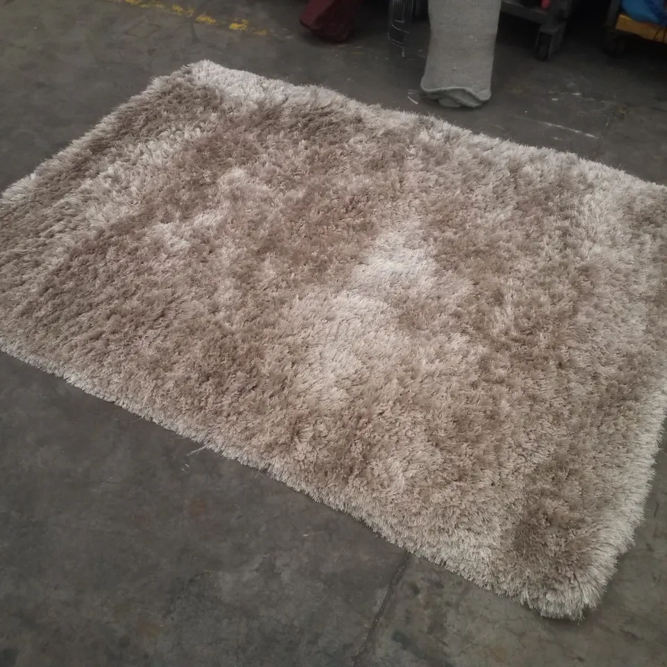 QUALITY DESIGNER AREA RUG APPROXIMATELY 140×200CM