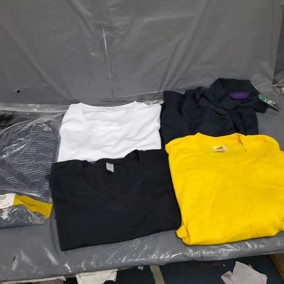 LOT OF APPROX 20 CLOTHING ITEMS , TO INCLUDE FRUIT OF THE LOOM TOP , SHORTS , ETC