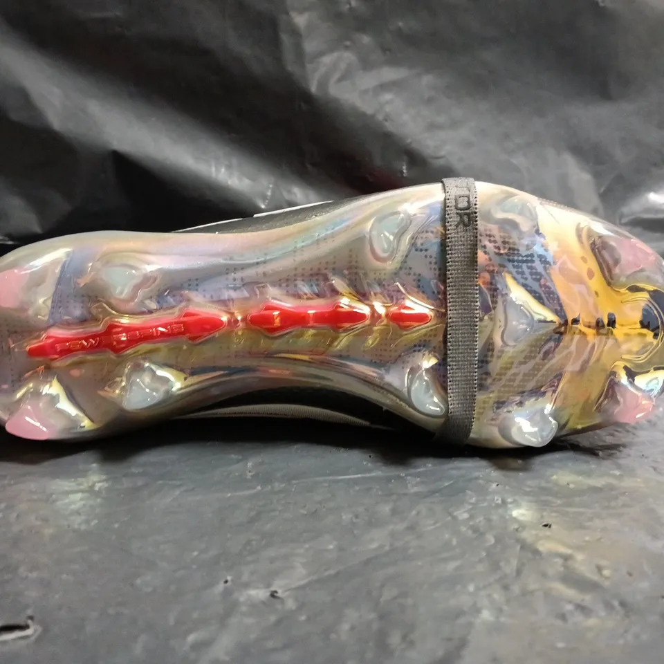 PAIR OF ADIDAS PREDATOR FOOTBALL BOOTS IN SILVER/RED SIZE UK 4.5