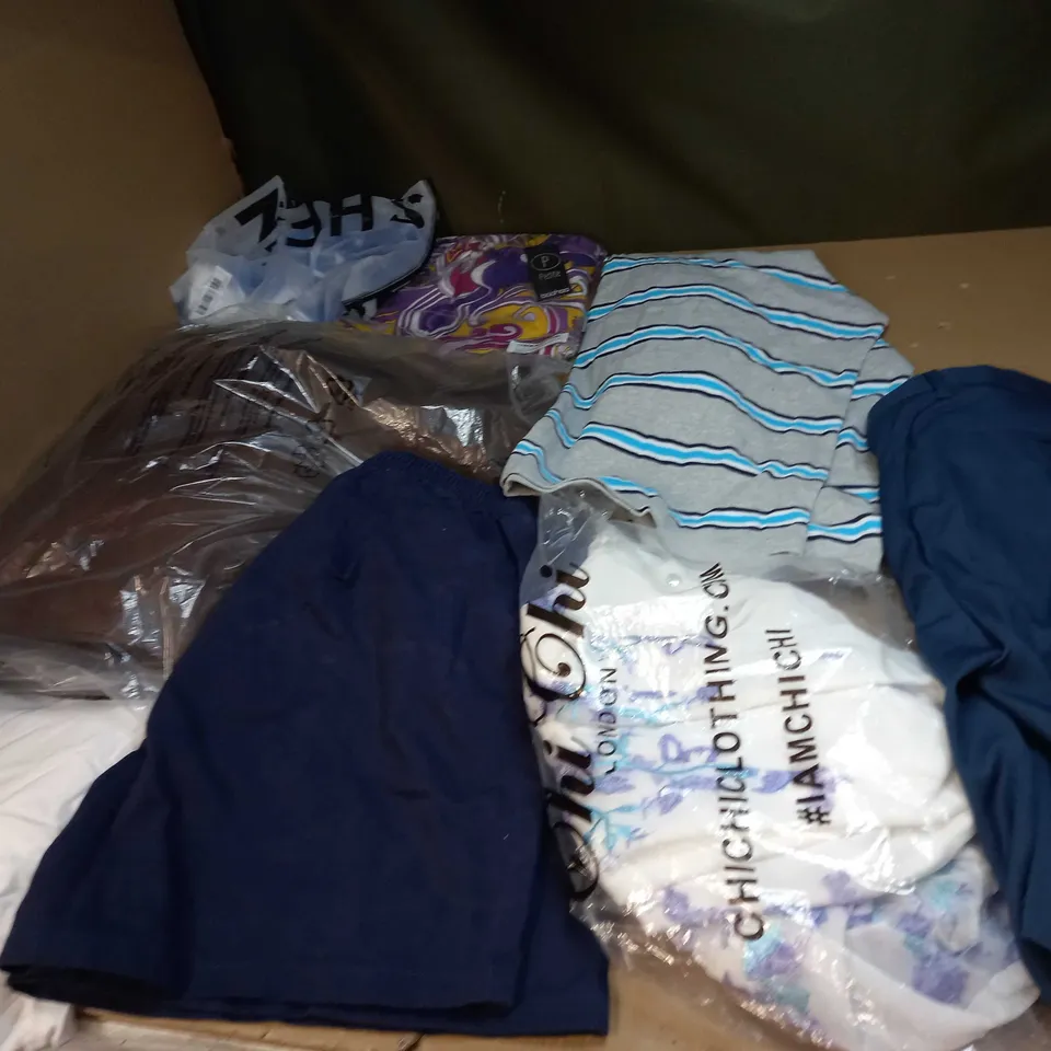 MEDIUM BOX OF ASSORTED CLOTHING ITEMS 