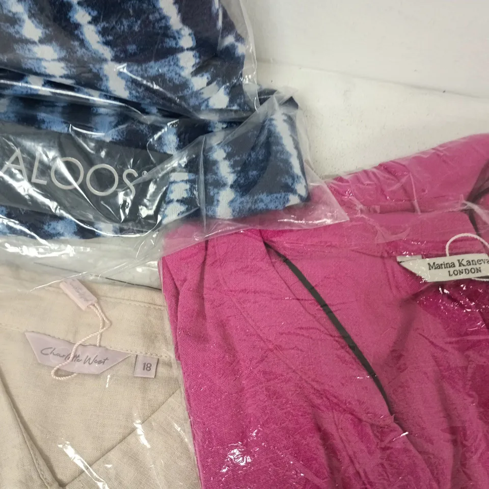 LOT OF APPROXIMATELY 35 ASSORTED CLOTHING ITEMS IN VARIOUS STYLES AND DESIGNS