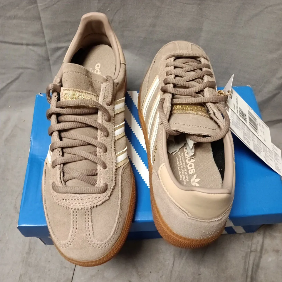 BOXED ADIDAS HANDBALL SPEZIAL J TRAINERS – BROWN SUEDE, UK 4