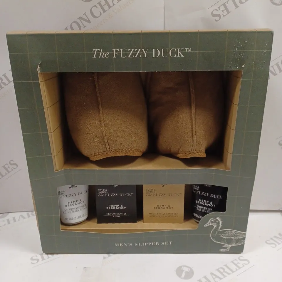 BOXED THE FUZZY DUCK MENS SLIPPER SET 