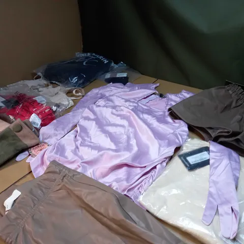 LOT OF APPROX 20 ASSORTED CLOTHING ITEMS VARYING IN SIZE/COLOUR/STYLE TO INCLUDE: TROUSERS, SKIRTS, TOPS