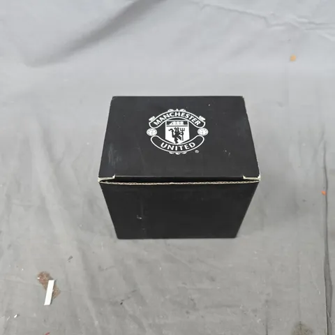 MANCHESTER UNITED MUG – RED WITH WHITE BAND AND BLACK BASE (BOX INCLUDED)