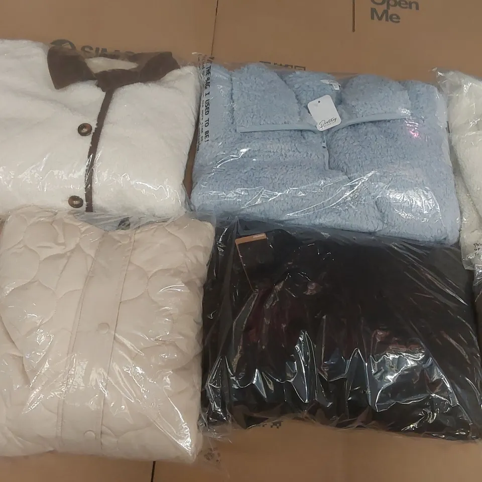 PALLET CONTAINING APPROXIMATELY 100x BRAND NEW ASSORTED DESIGNER CLOTHING ITEMS INCLUDING: SNOWDONIA JACKETS, SIMPLY BE JACKETS, PRETTY SECRETS JACKET ECT