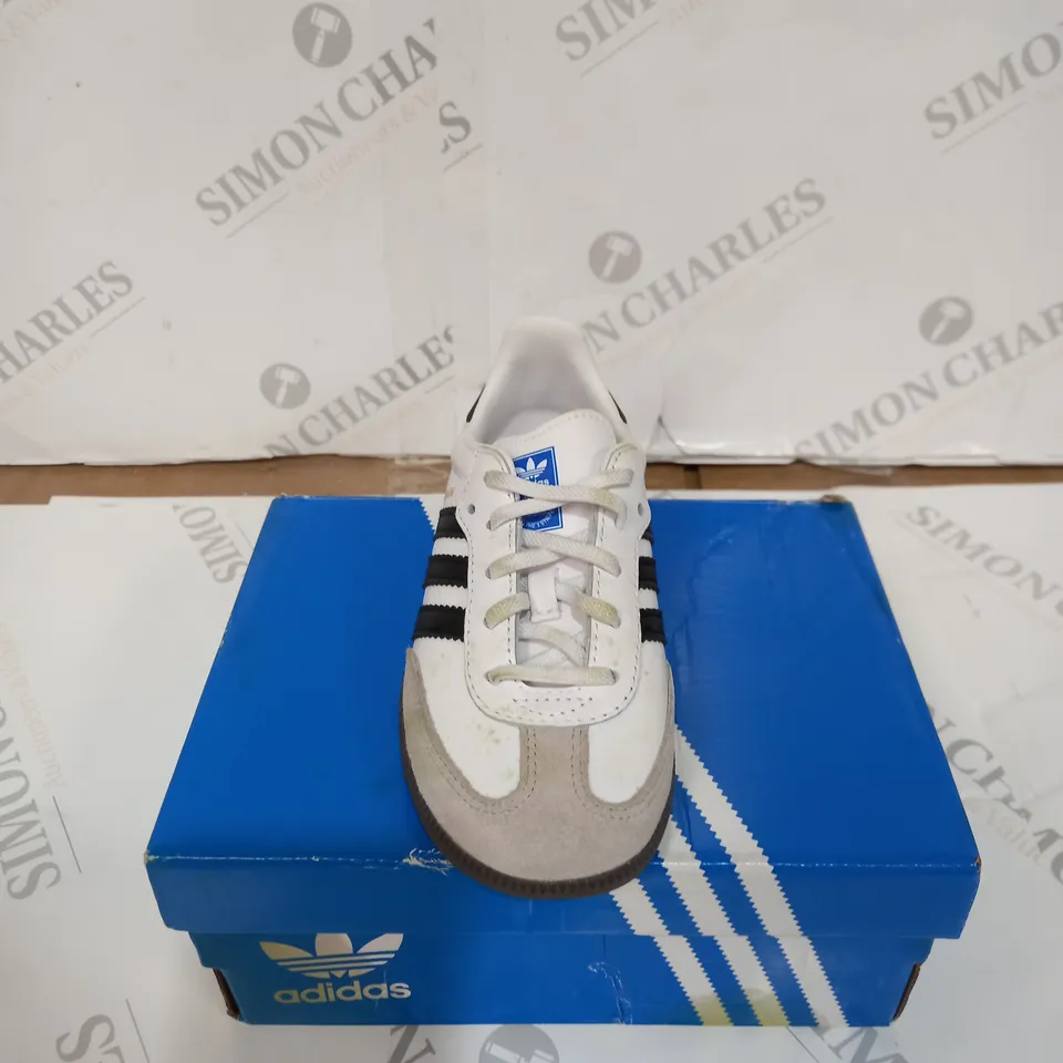 BOXED PAIR OF ADIDA SAMBA OG EL TRAINERS - WIHTE/GREY, SIZE 9.5 KIDS 