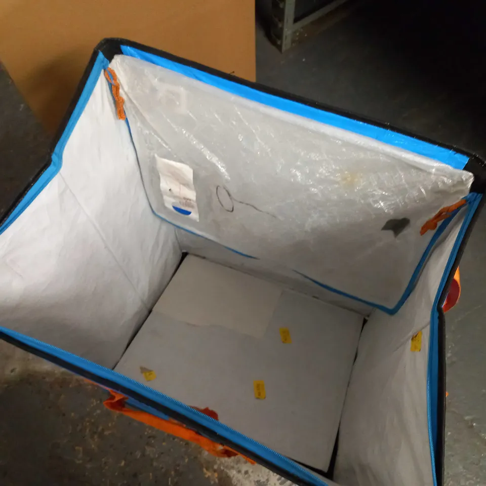 COLLAPSIBLE FABRIC CONTAINER
