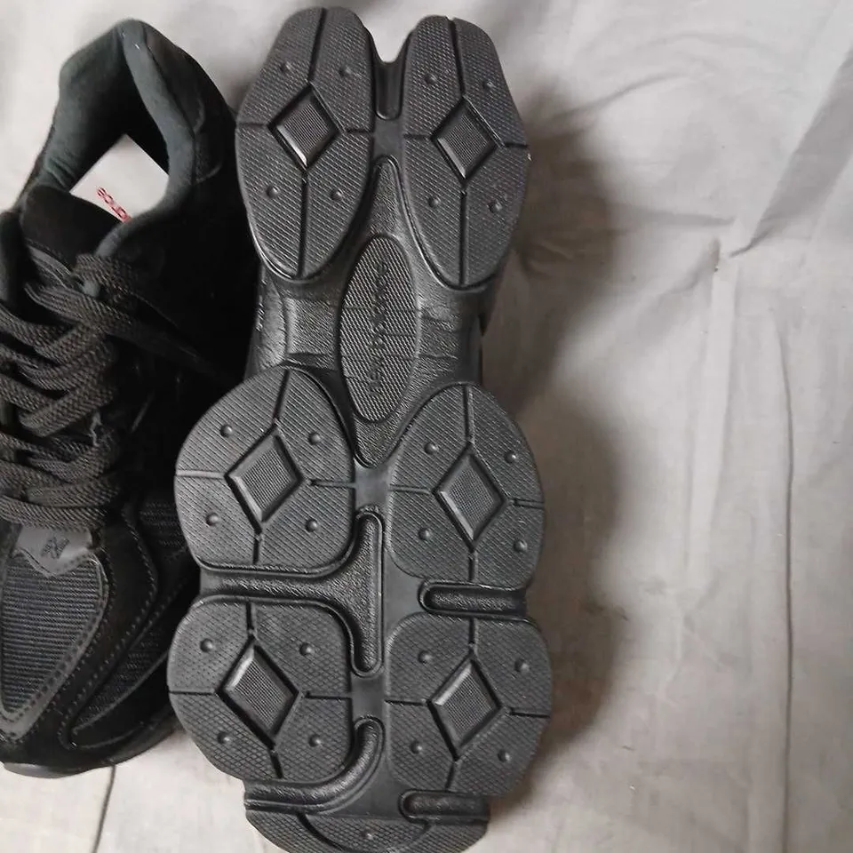NEW BALANCE TRAINERS – BLACK, UK 9.5 (US 10 / EU 44)