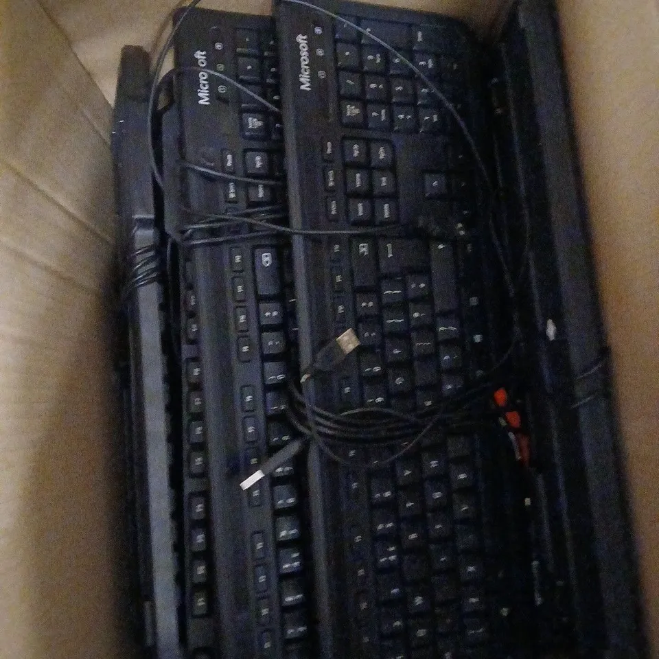 APPROXIMATELY 8 ASSORTED WIRED KEYBOARDS IN VARIOUS BRANDS 