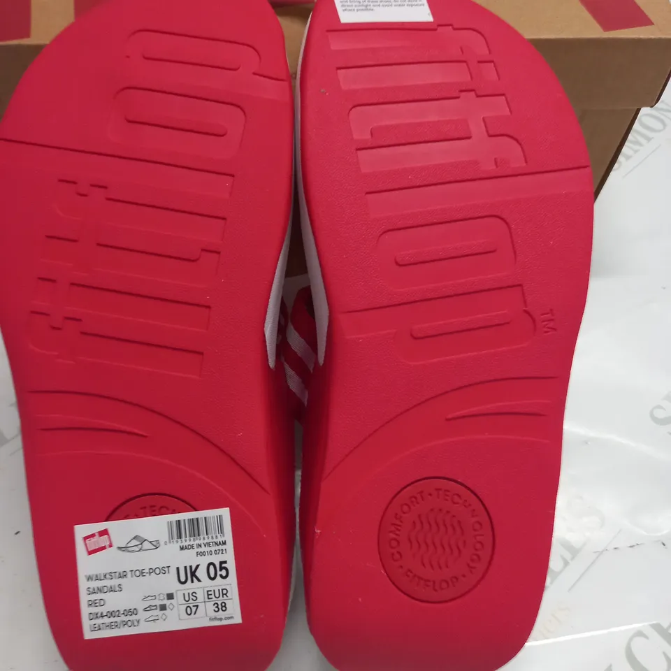 BOXED FIT FLOP WALKSTAR TOE-POST SANDALS IN RED - UK 5