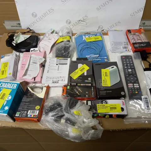LOT OF APPROX. 20 ASSORTED TECH ITEMS TO INCLUDE CHARGING CABLES, EARPHONES, POWER BANKS ETC