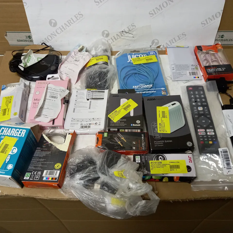 LOT OF APPROX. 20 ASSORTED TECH ITEMS TO INCLUDE CHARGING CABLES, EARPHONES, POWER BANKS ETC