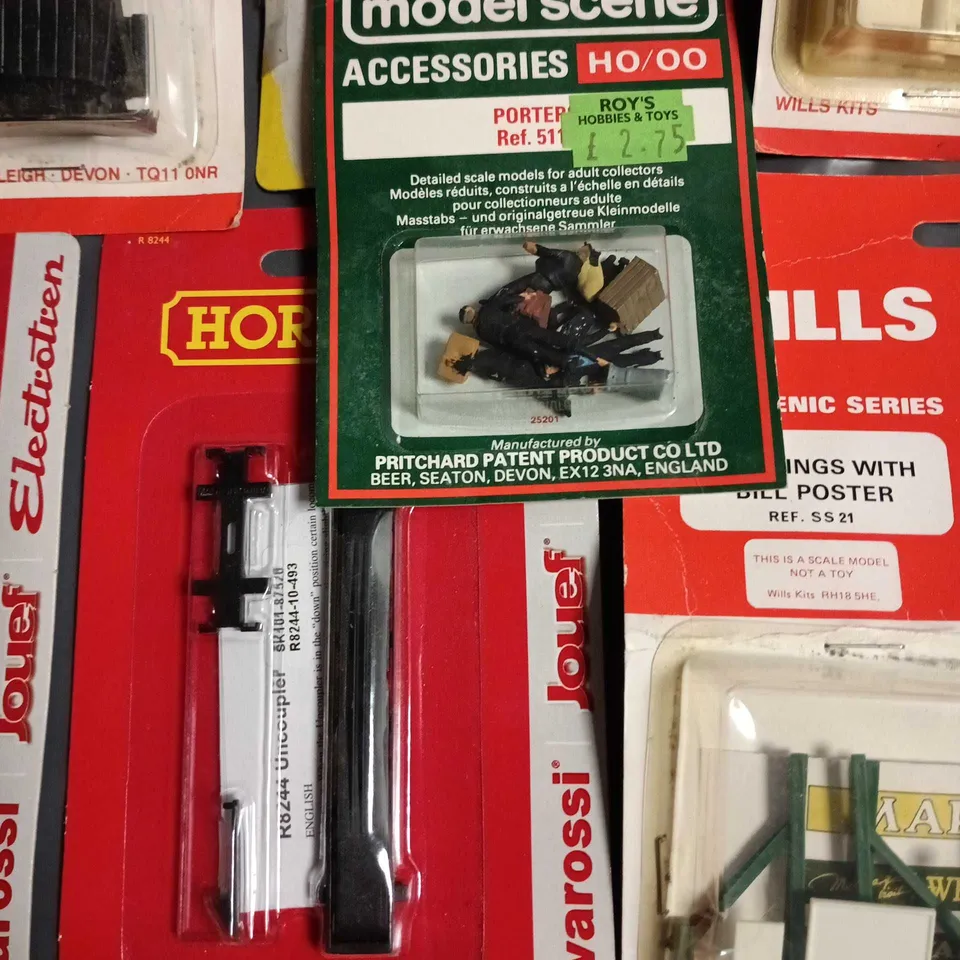 LOT OF ASSORTED  MODEL RAILWAY ACCESSORIES PACK – WILLS, HORNBY & MODEL SCENE (GREENHOUSE, COAL BUNKERS, UNCOUPLER UNIT)