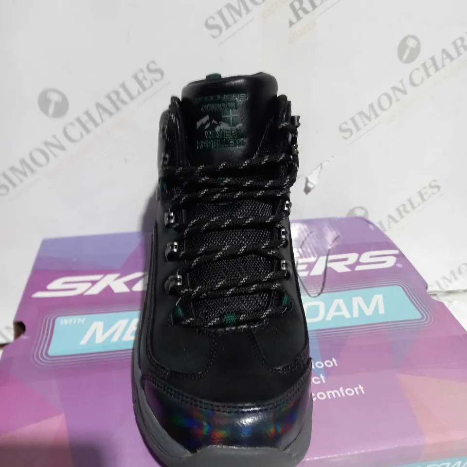 BOXED PAIR OF SKETCHERS BLACK BOOTS UK SIZE 7