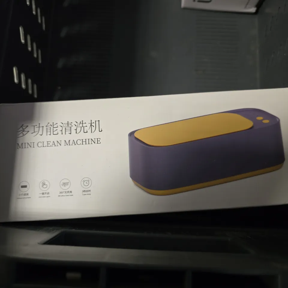 APPROXIMATELY 5 ASSORTED ITEMS TO INCLUDE - USB POWERED DESK FAN , PORTABLE IRON , WHITE NOISE SOUND MACHINE ETC