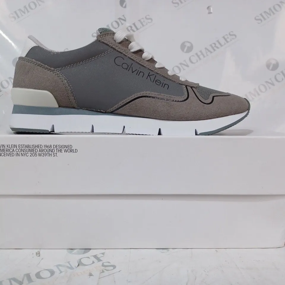 BOXED PAIR OF CALVIN KLEIN TORI REFLEX NYLON/MICROFIBRE TRAINERS IN SILVER/GREY EU SIZE 41