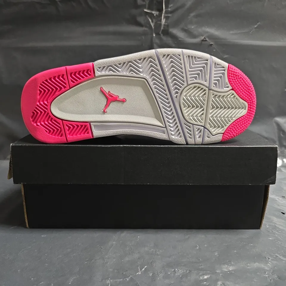 BOXED PAIR OF NIKE AIR JORDAN 4 RETRO KIDS SHOES IN WHITE/MULTI SIZE UK 4
