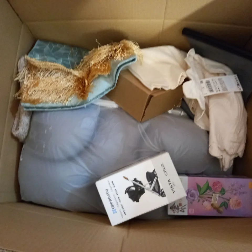 BOX OF APPROXIMATELY 20 ASSORTED ITEMS TO INCLUDE VEGETABLE CHOPPER, COOK & BAKER CREAM WHIPPER DISPENSER, OE 200 WARM LED SOLAR FAIRY LIGHTS, ETC