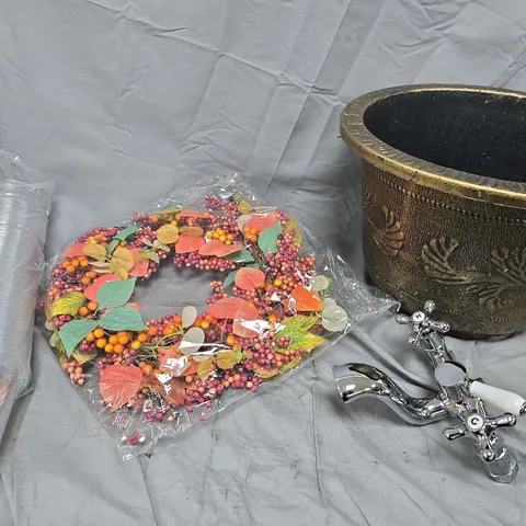 ASSORTED ITEMS BOX APPROXIMATELY 10 ITEMS
