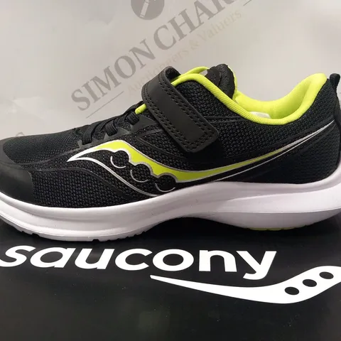 BOXED SAAUCONY KINVARA 13 A/C JUNIOR RUNNING SIZE 1M