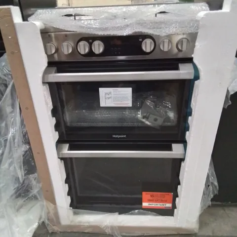 HOTPOINT DOUBLE OVEN AND GAS HOBS IN BLACK AND SILVER HANDLES