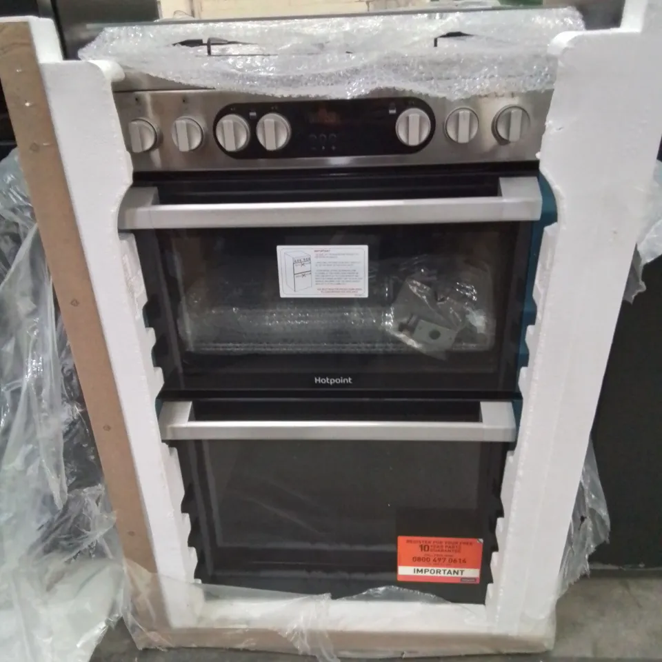 HOTPOINT DOUBLE OVEN AND GAS HOBS IN BLACK AND SILVER HANDLES 