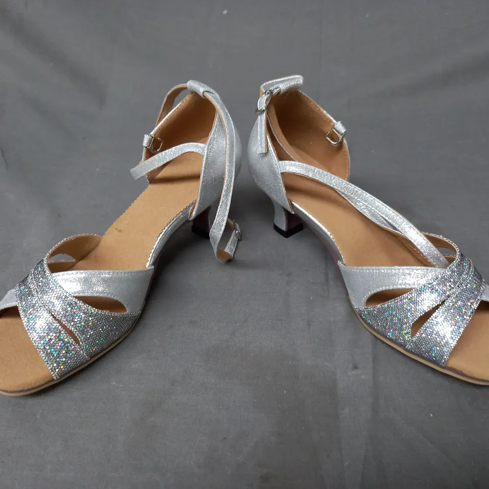 BOXED PAIR OF DESIGNER PEEP TOE LOW HEEL SANDALS IN METALLIC SILVER/MULTICOLOUR EU SIZE 37