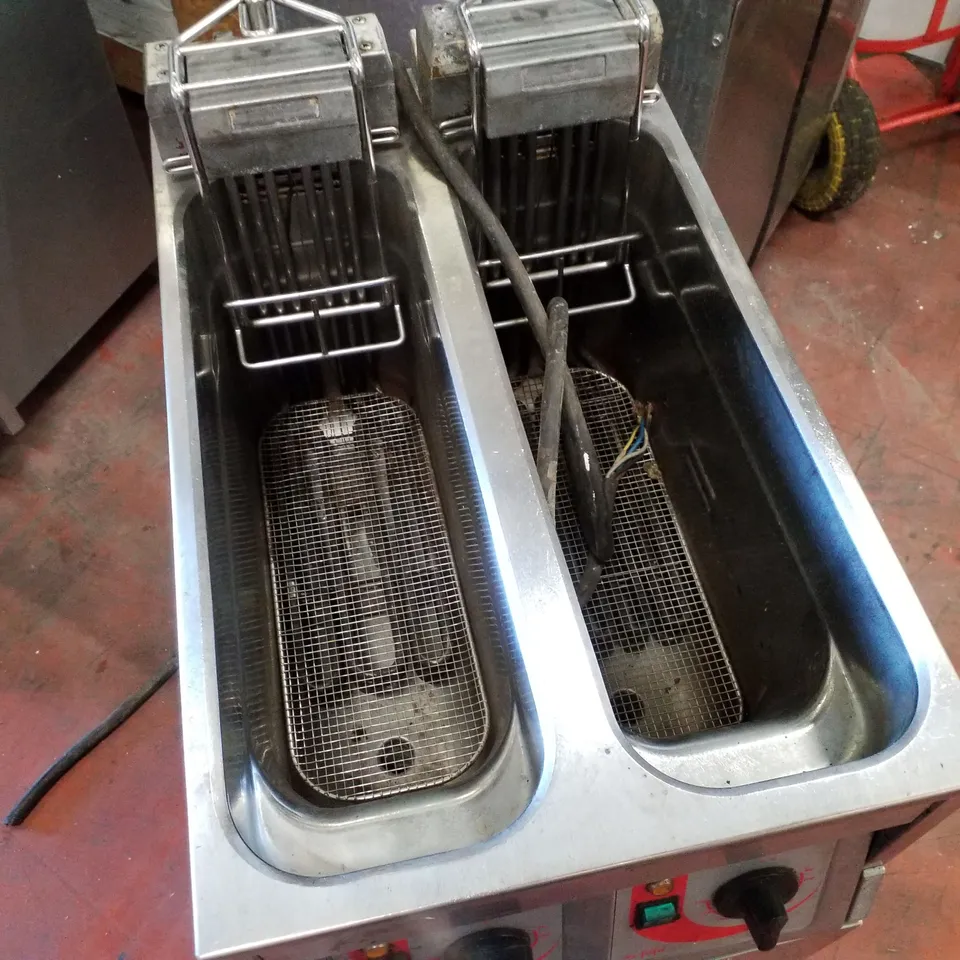 FRIFRI SUPER EASY 422 2 X 9 LITRE TWIN TANK FRYER WITH FILTRATION