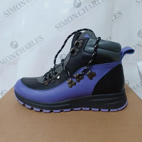 BOXED ADESSO RAINE WATERPROOF BOOTS, BLACK - SIZE 5