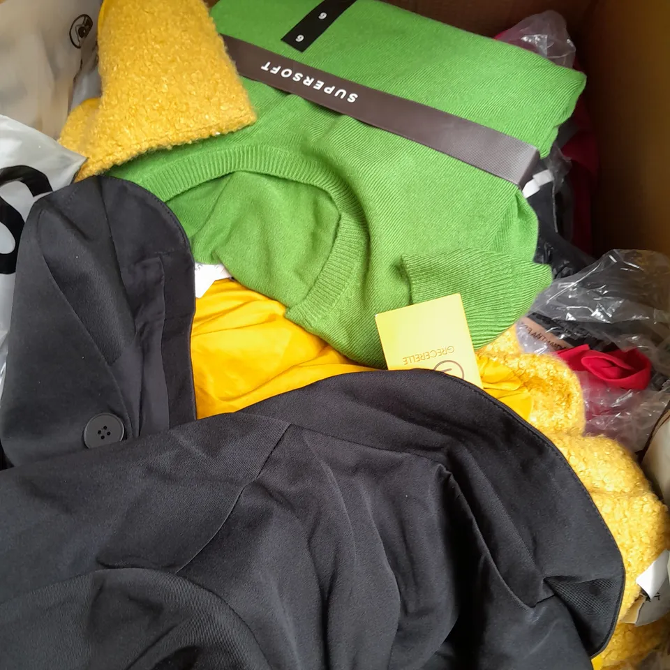 APPROXIMATELY 20 ASSORTED CLOTHING ITEMS IN VARIOUS SIZES AND STYLES TO INCLUDE - DRESS, PYJAMAS, SOCKS, ETC