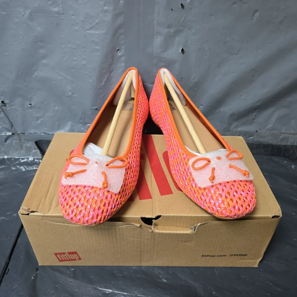 BOXED PAIR OF FITFLOP DELICATO BOWWOVEN BALLET FLATS IN SATSUMA/PINK - UK 6