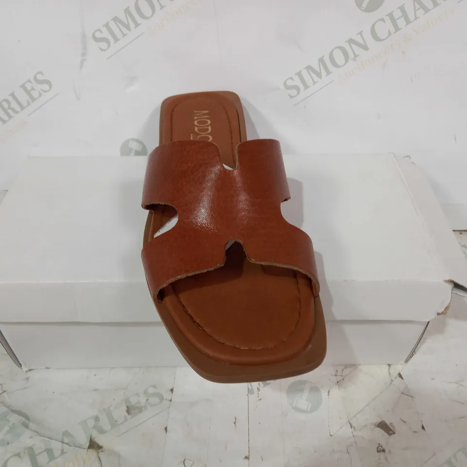 BOXED PAIR OF MODORA OPEN TOE FLAT SANDALS IN TAN EU SIZE 40