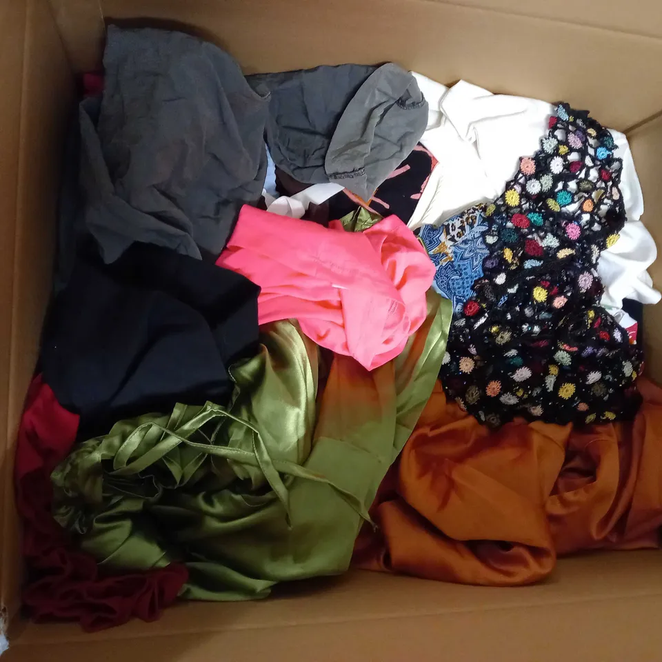 LOT OF APPROX 25 ASSORTED CLOTHING ITEMS VARYING IN SIZE/COLOUR/STYLE TO INCLUDE: TROUSERS, TOPS, DRESSES