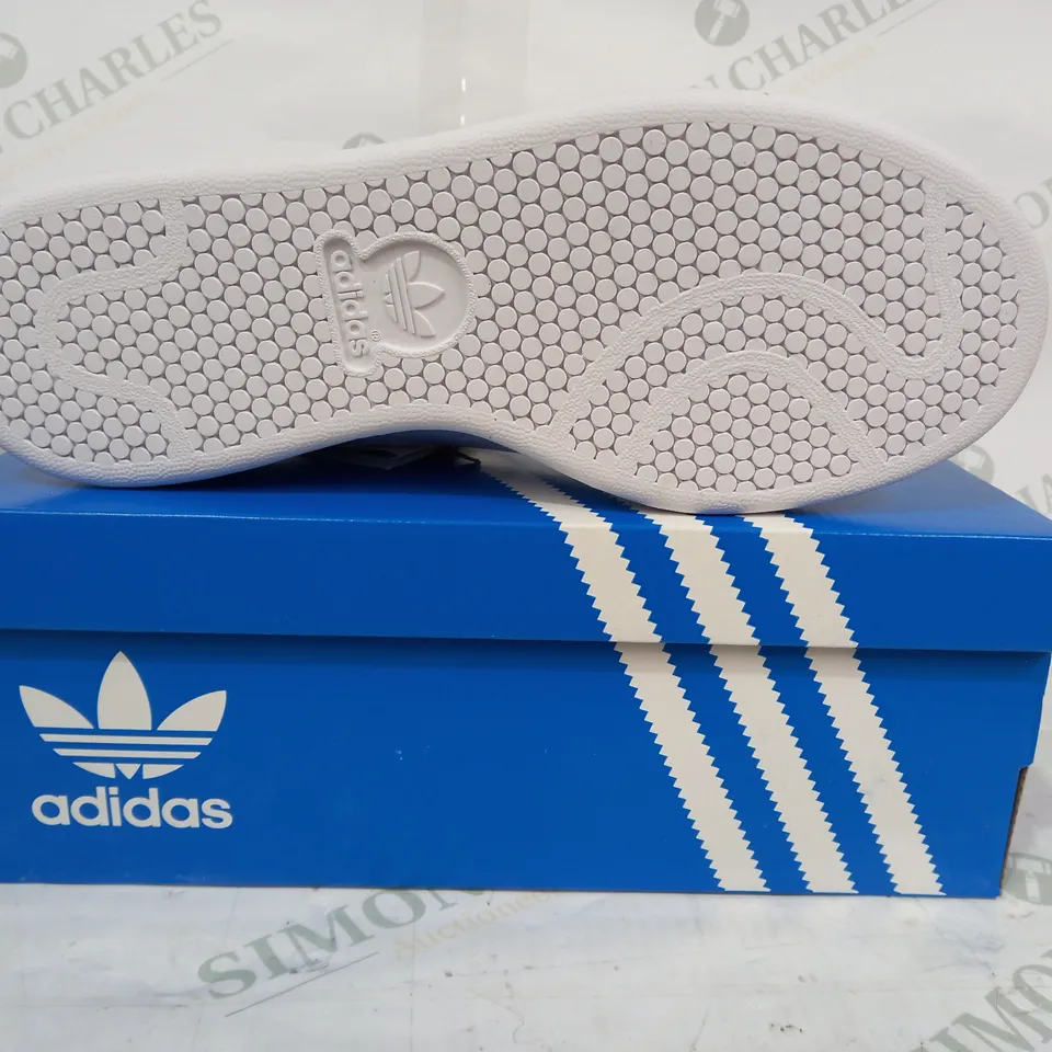 BOXED PAIR OF ADIDAS STAN SMITH OG SHOES IN WHITE/ORANGE/GREEN UK SIZE 6