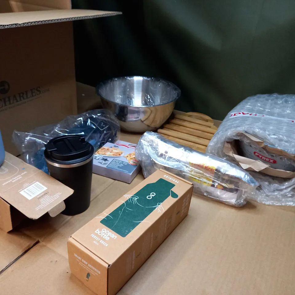 LOT OF APPROX 10 ASSORTED HOUSEHOL/KITCHEN WARE RELATED ITEMS TO INCLUDE: PYREX DISHES, BOTTLES, MIXING BOWL