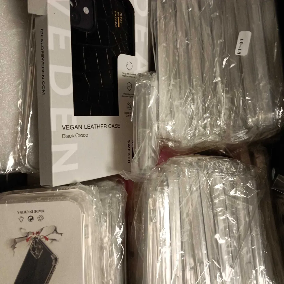 APPROXIMATELY 20 ASSORTED SMARTPHONE ACCESSORIES TO INCLUDE CHARGING CABLES, POWERBANKS, PHONE CASES ETC 