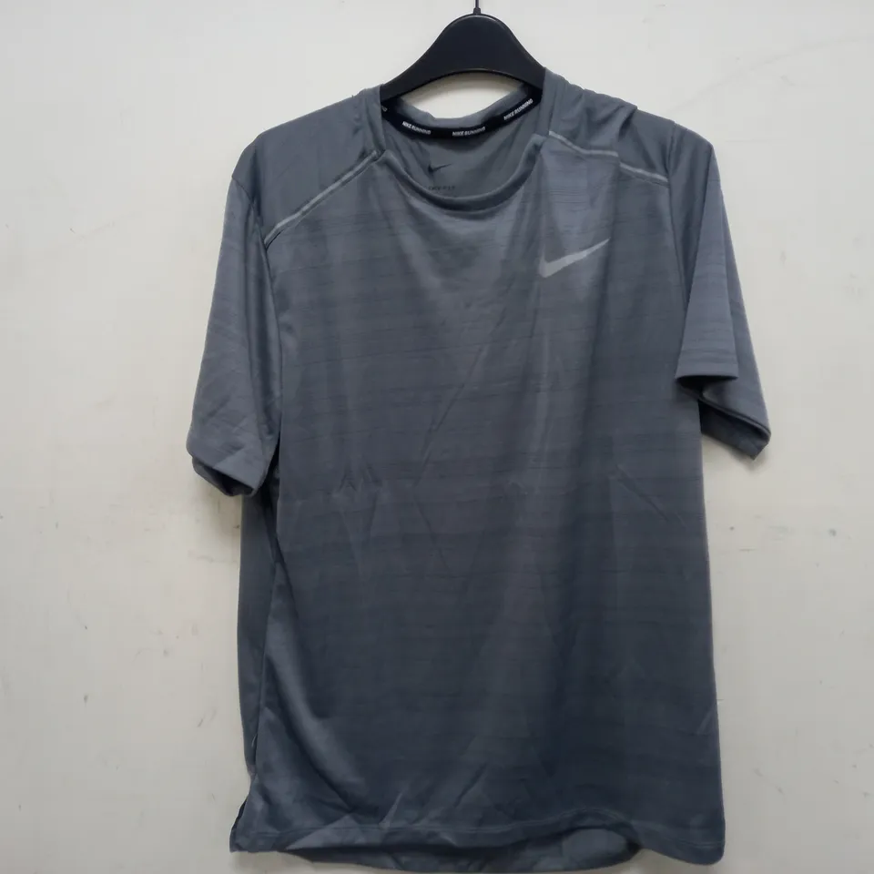 NIKE RUNNING TOP IN SILVER/GREY - MEDIUM