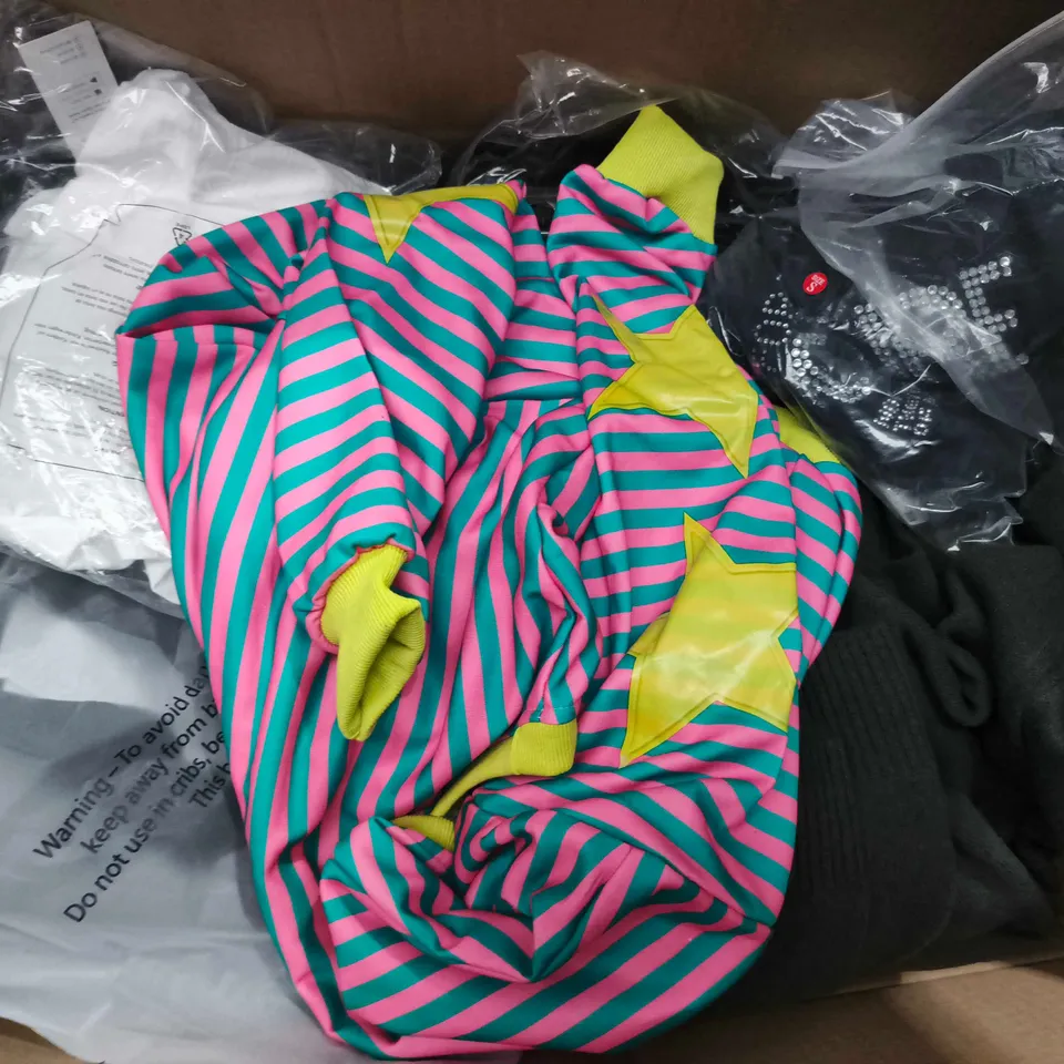 APPROXIMATELY 25 ASSORTED CLOTHING ITEMS IN VARIOUS SIZES, STYLES & COLOURS TO INCLUDE BRANDS SUCH AS DUNNES, M&S, CUPSHE,  ETC - COLLECTION ONLY