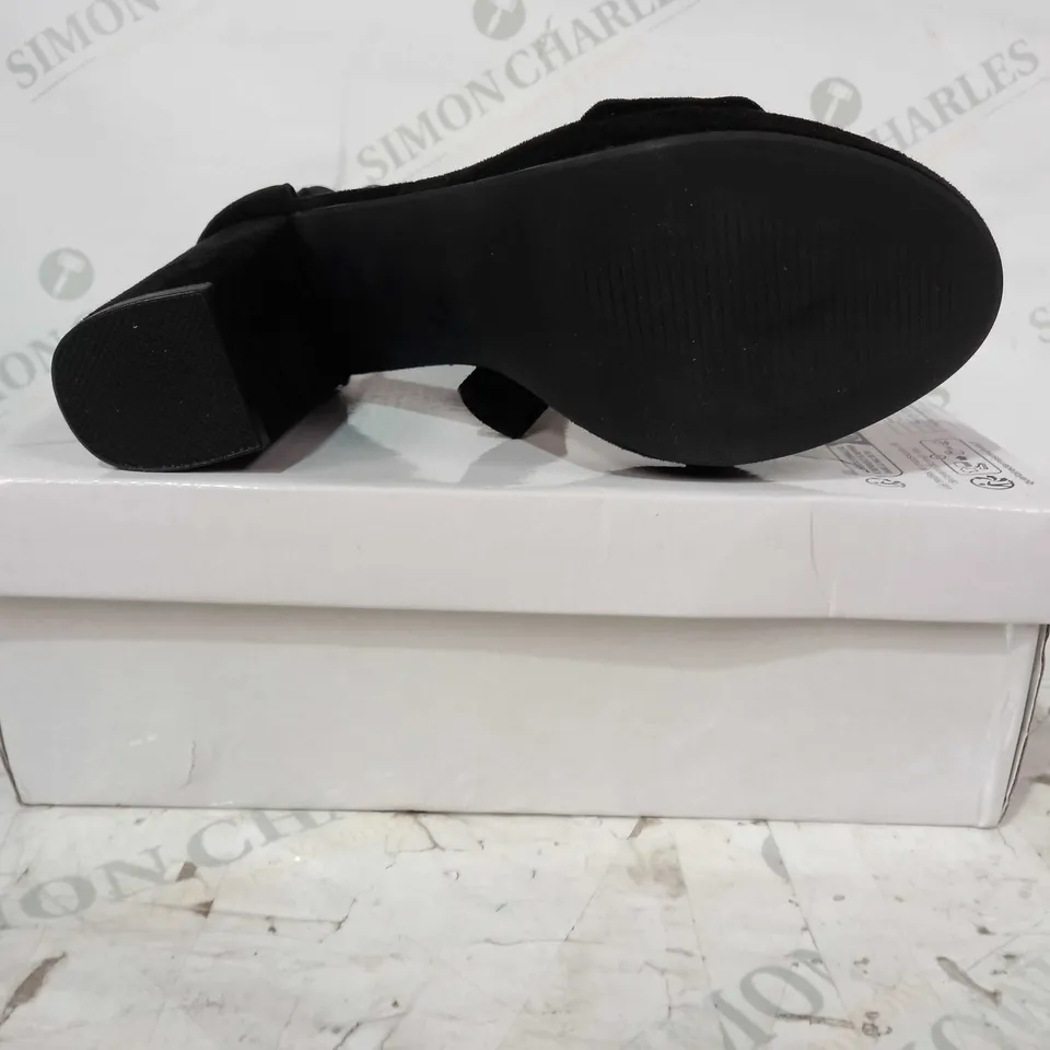 PAIR OF MCKOINE OPEN TOE BLOCK HEEL SANDALS IN BLACK EU SIZE 38