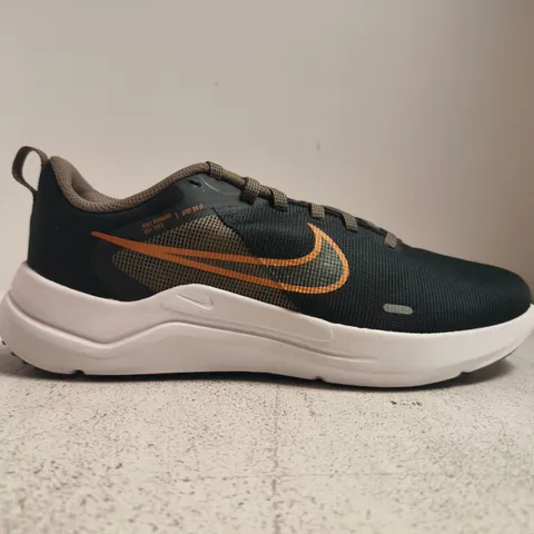 BOXED PAIR OF NIKE DOWNSHIFTER 12 TRAINERS IN BLACK/GREY/BRONZE SIZE UK 6.5