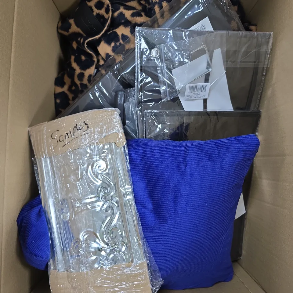 APPROXIMATELY 15 ASSORTED HOUSEHOLD PRODUCTS TO INCLUDE SENSOR LIGHT, STORAGE BOXES, HANGERS ETC