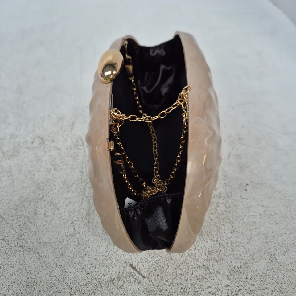 BLUSH BEIGE SHELL CLUTCH BAG WITH GOLD-TONE OVAL CLASP AND CHAIN STRAP