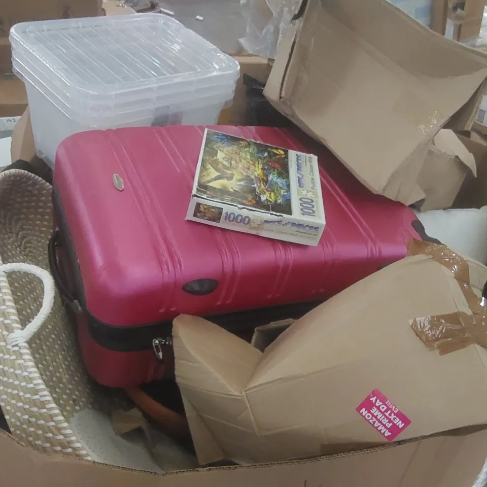 PALLET CONTAINING A VERY LARGE QUANTITY OF ASSORTED CONSUMER PRODUCTS INCLUDING: SUITCASE, BASKET, CORDLESS VACUUM CLEANER, JIGSAW PUZZLE ECT