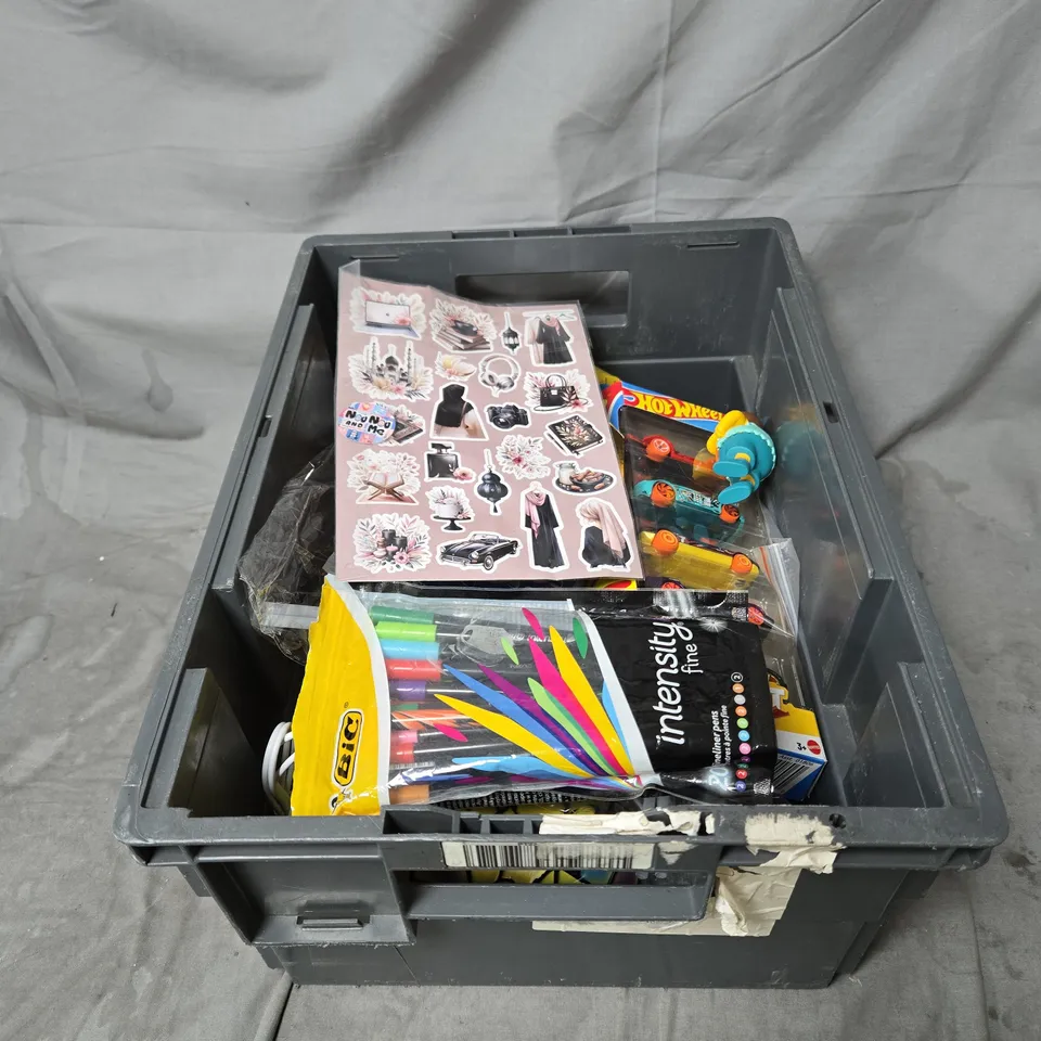 APPROXIMATELY 20 ASSORTED ITEMS OF TOYS AND GAMES INCLUDING HOT WHEELS STUNT TRACKS 5 SET, NELSON FROM THE SIMPSONS KEY RING, PLAYING CARDS, NEW JEANS CAR PACK AND COLOURED PENS