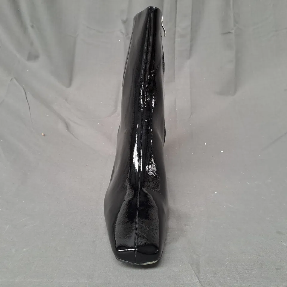 BOXED PAIR OF DESIGNER SQUARE TOE HEELED BOOTS IN GLOSSY BLACK SIZE 8