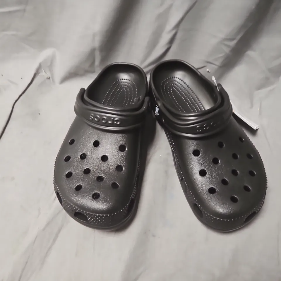 CROCS CLASSIC BLACK CLOGS – UK 6-7 (UNISEX)