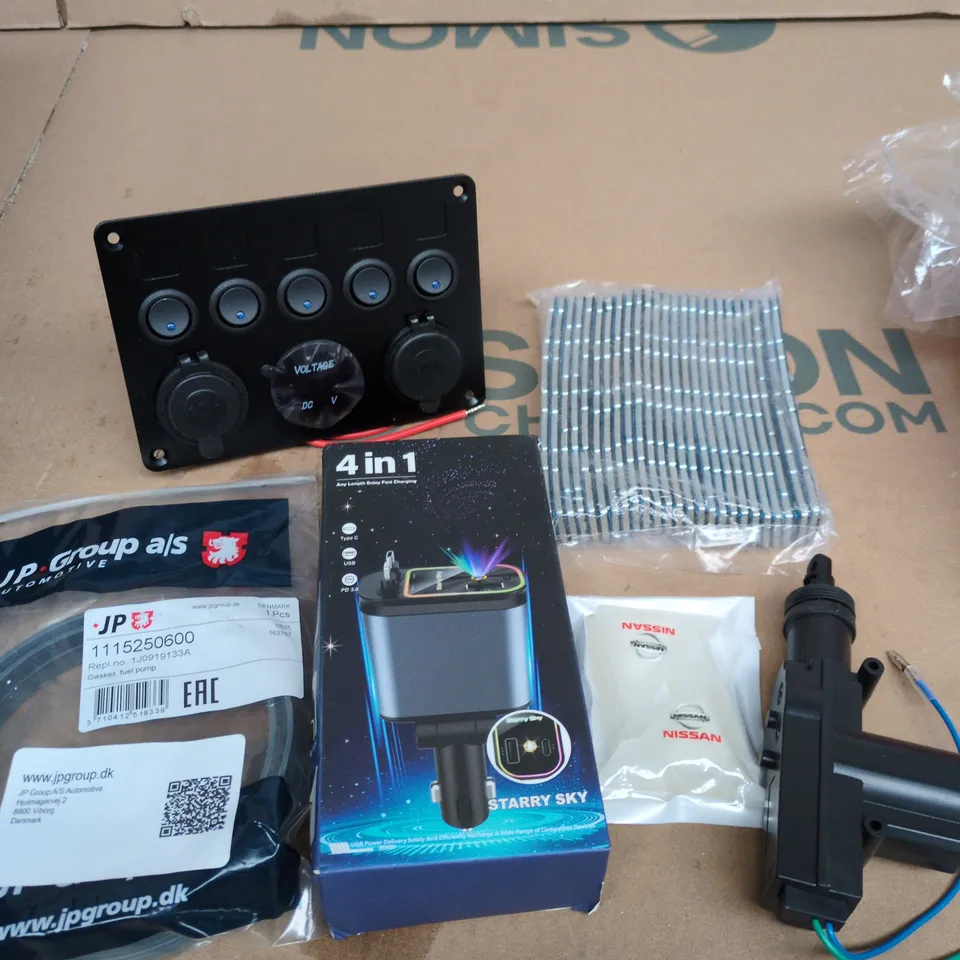 APPROXIMATELY 10 ASSORTED VEHICLE PARTS/ACCESSORIES TO INCLUDE WHEEL BEARING WEIGHTS, CHARGING SOCKET, FILTER ETC