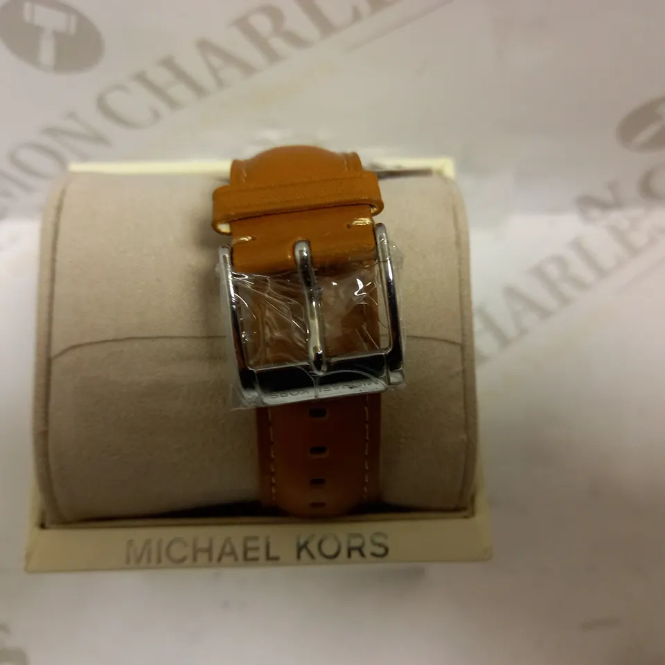 MICHAEL KORS SILVER EFFECT WRIST WATCH WITH LEATHER EFFECT STRAP